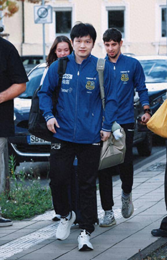 德甲3连胜,樊振东自驾凯迪拉克上班,给Labubu玩偶穿皇马球衣 德甲3连胜,樊振东自驾凯迪拉克上班,给Labubu玩偶穿皇马球衣